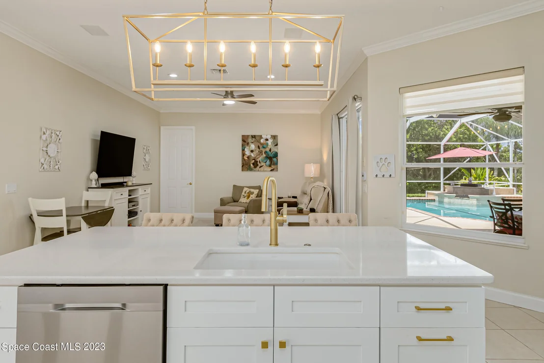 Photo of 844 Chatsworth Drive