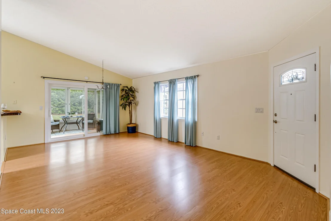 Photo of 921 Wateroak Drive NE