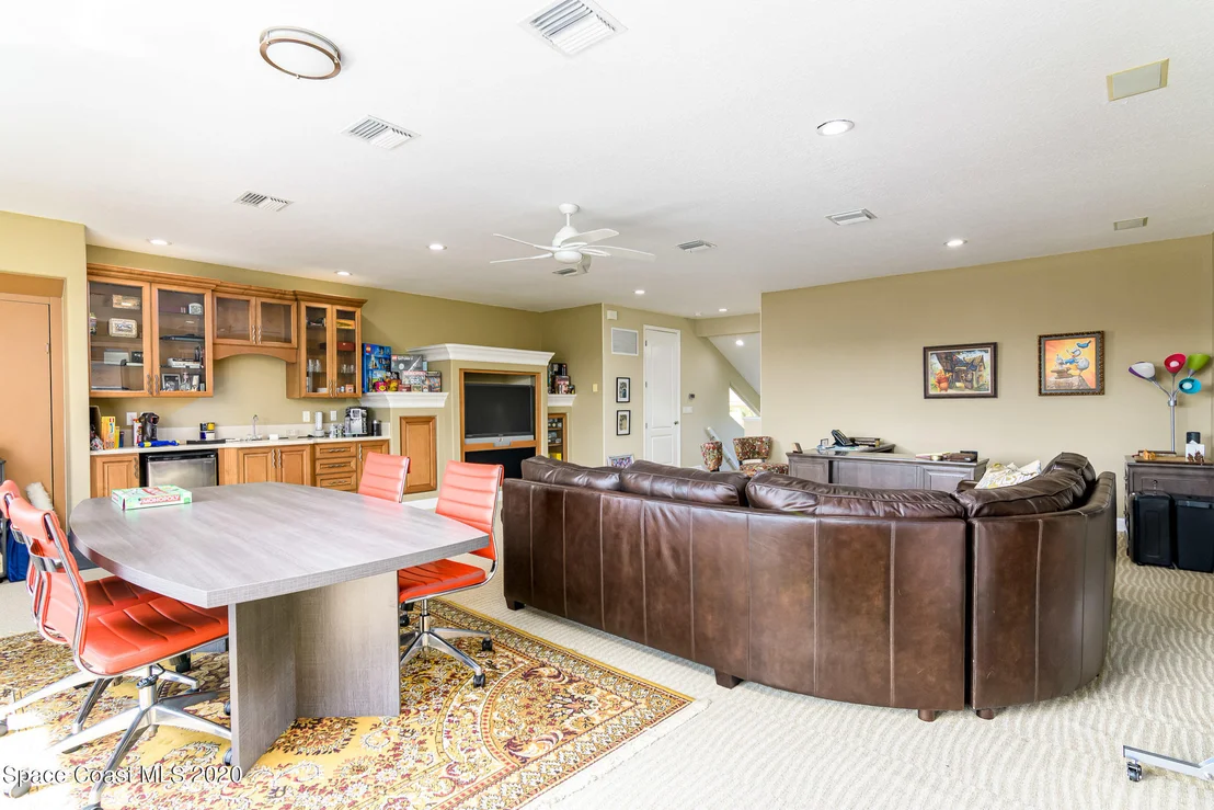 Photo of 975 Chatsworth Drive