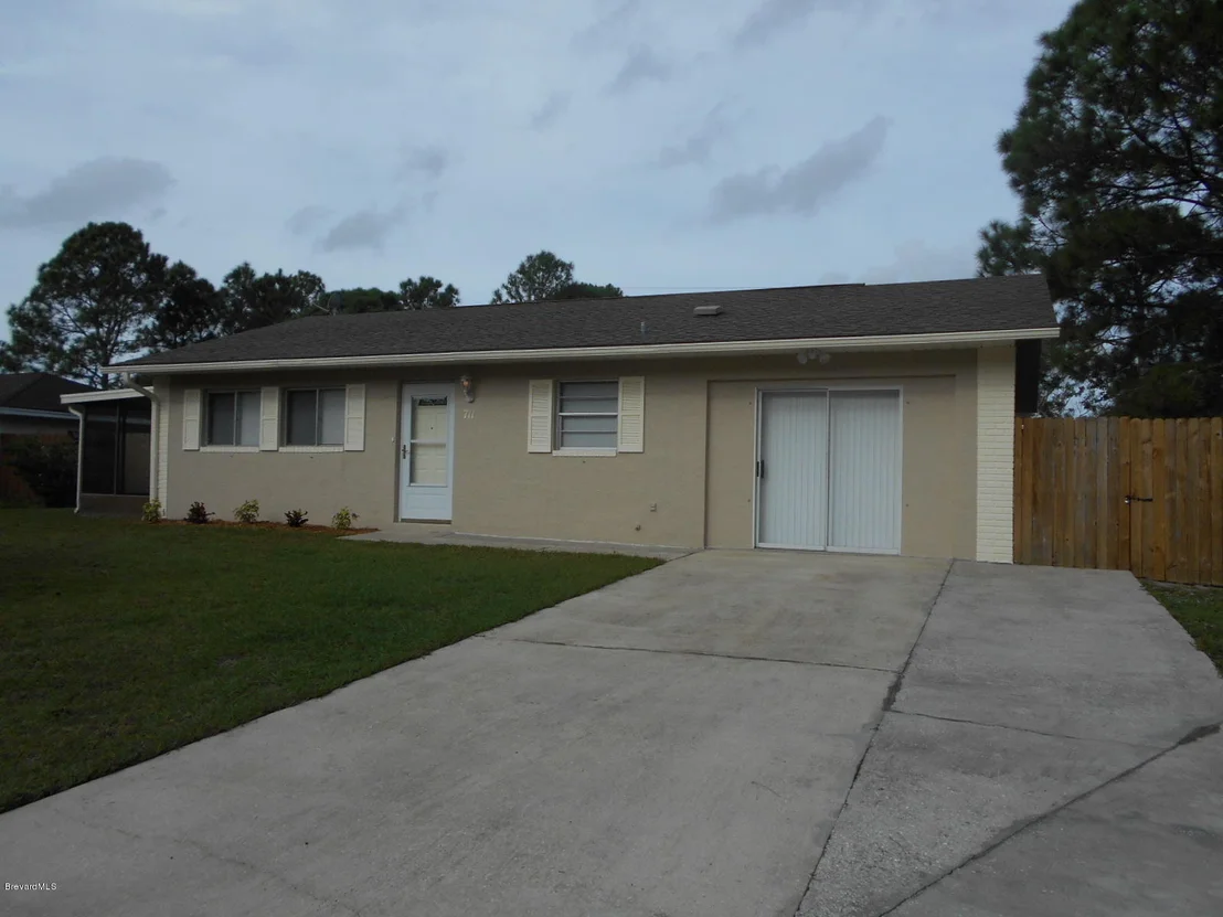 Photo of 711 SE Airoso Road