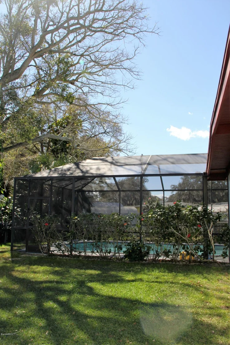 Photo of 1139 Aurora Road