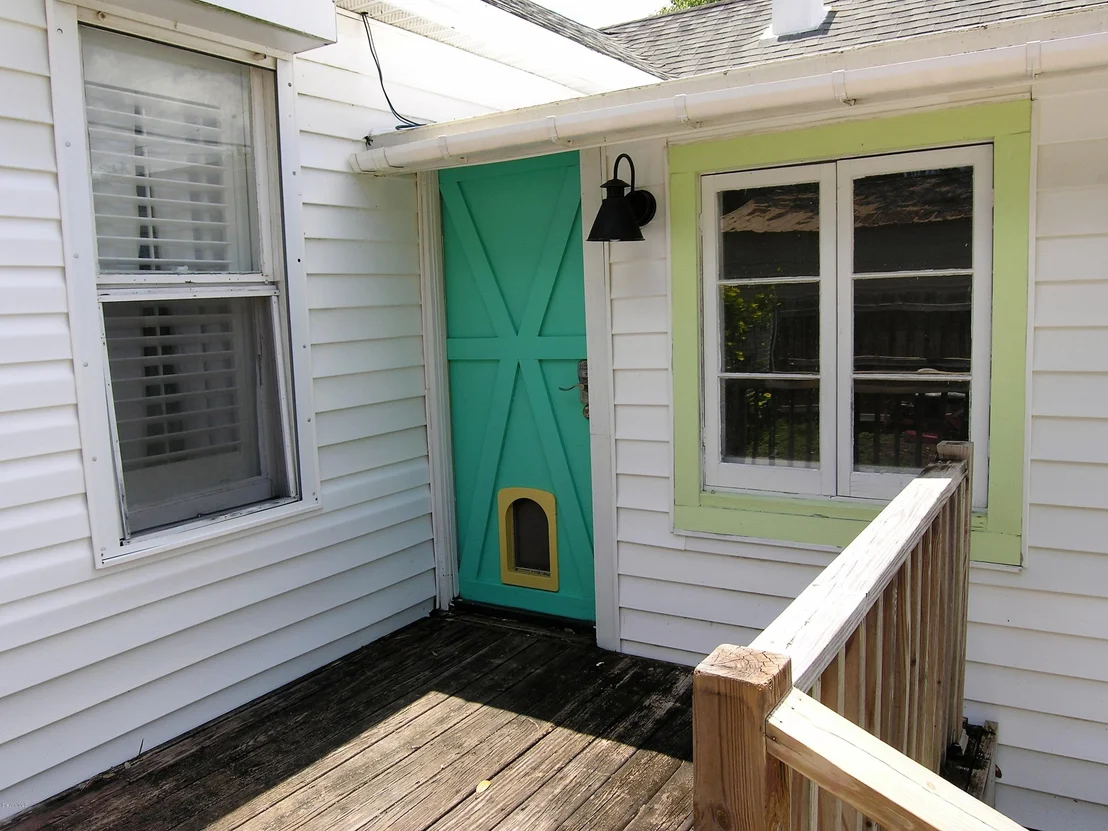 Photo of 736 Aurora Road