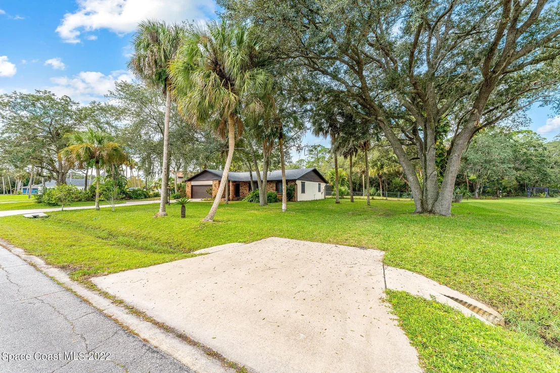 Photo of 1807 Live Oak Drive N