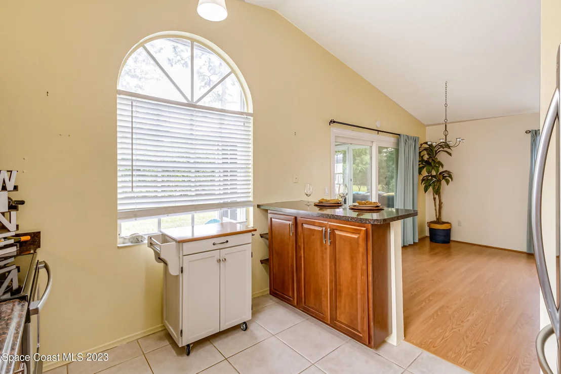 Photo of 921 Wateroak Drive NE