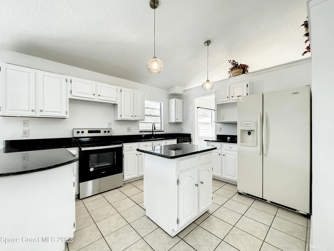 Photo of 580 Eldron Boulevard SE