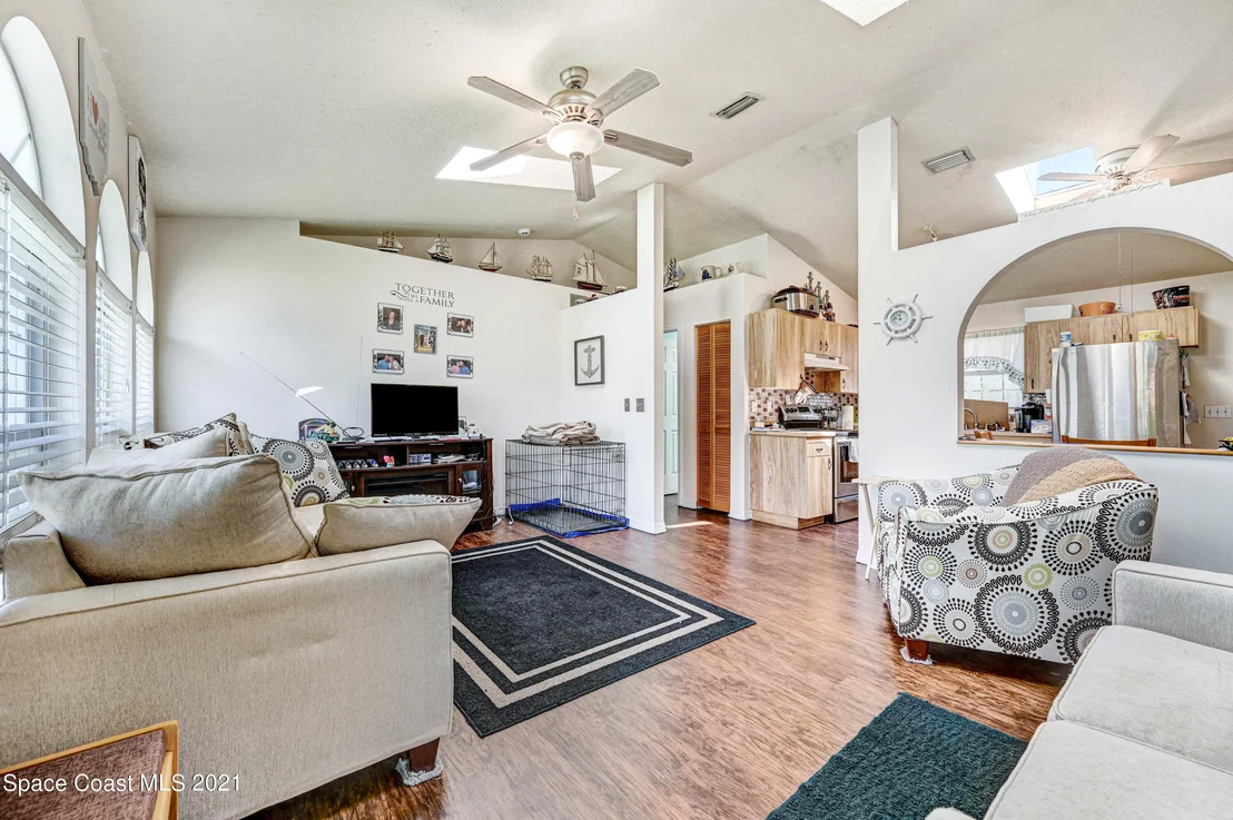 Photo of 6621 Bancroft Avenue