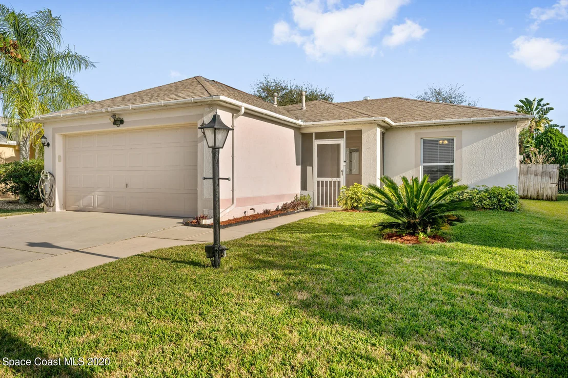 Photo of 1111 White Oak Circle