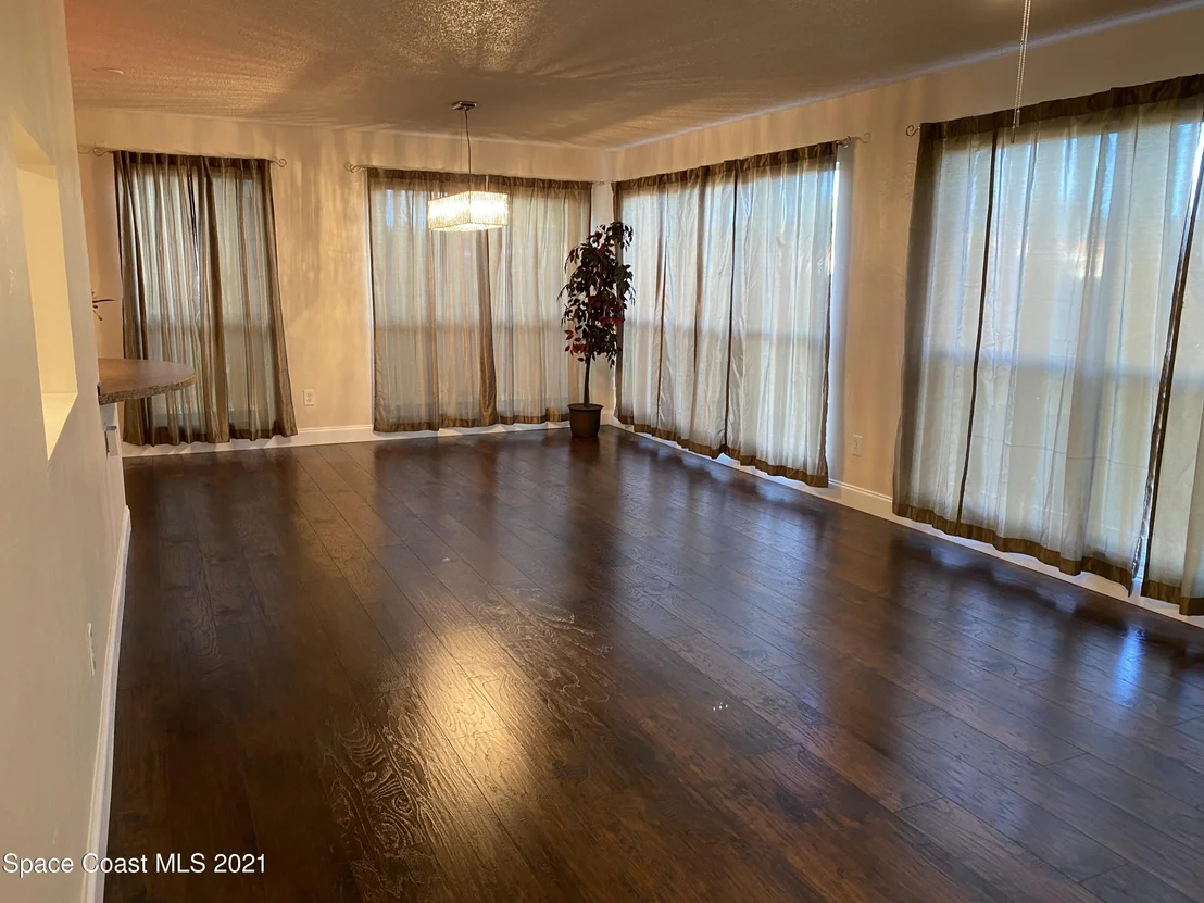 Photo of 835 Canada Street NE