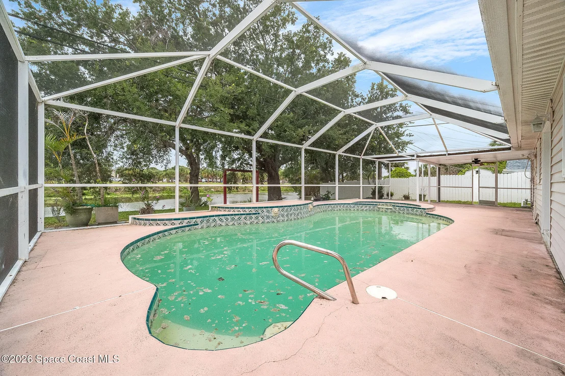 Photo of 586 Louvre Drive