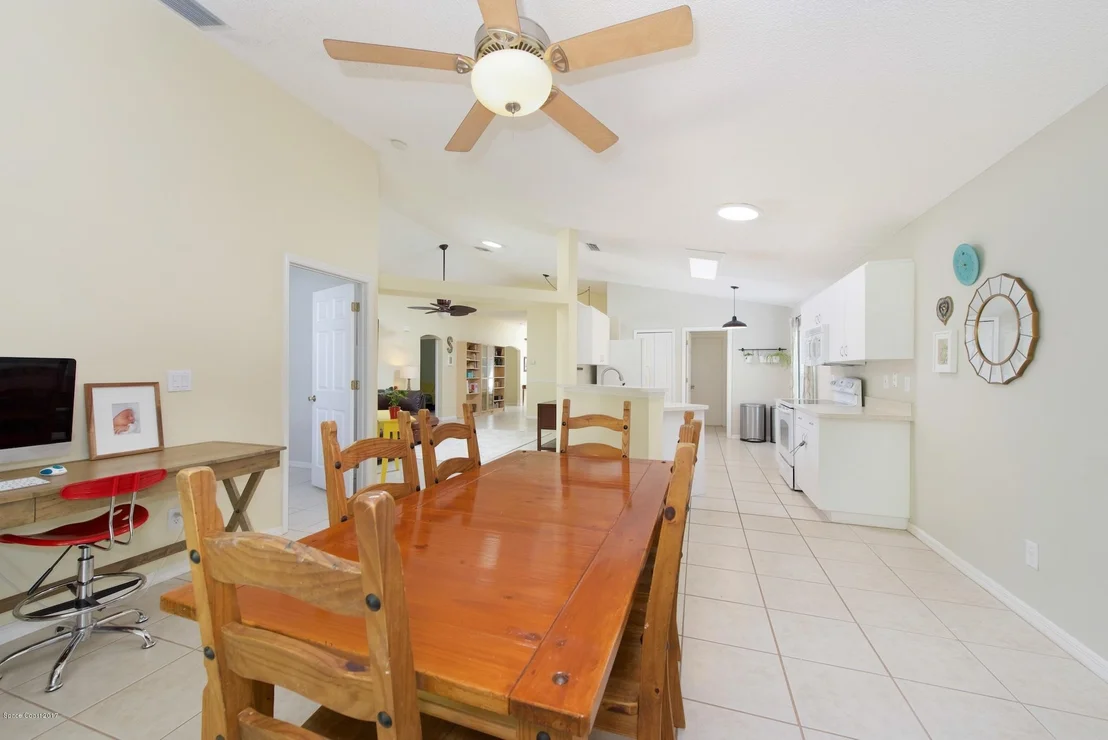 Photo of 976 Villa Drive