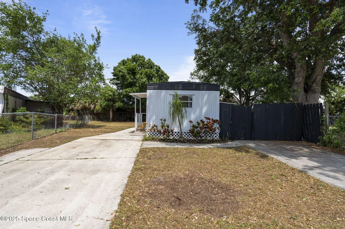 Photo of 2593 Amberly Road NE