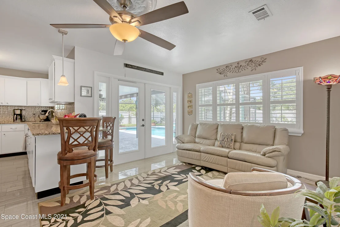 Photo of 895 Riviera Drive NE