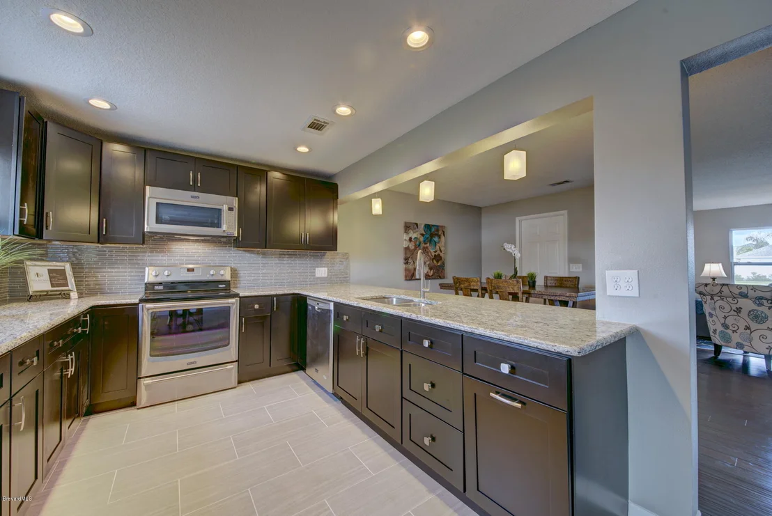 Photo of 1025 Riviera Drive NE