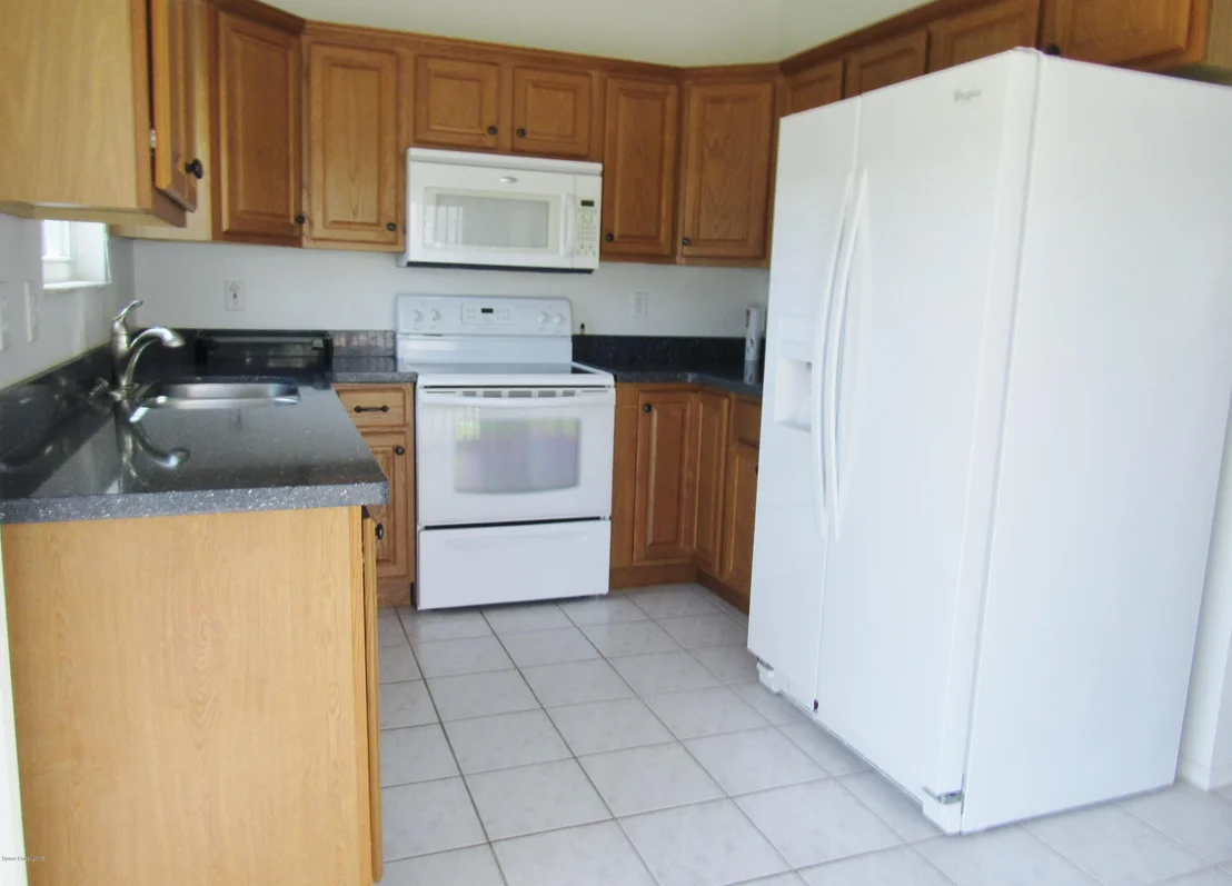 Photo of 1043 NE Goldenrod Circle NE
