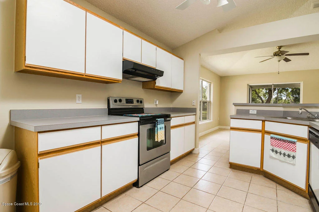 Photo of 1123 White Oak Circle