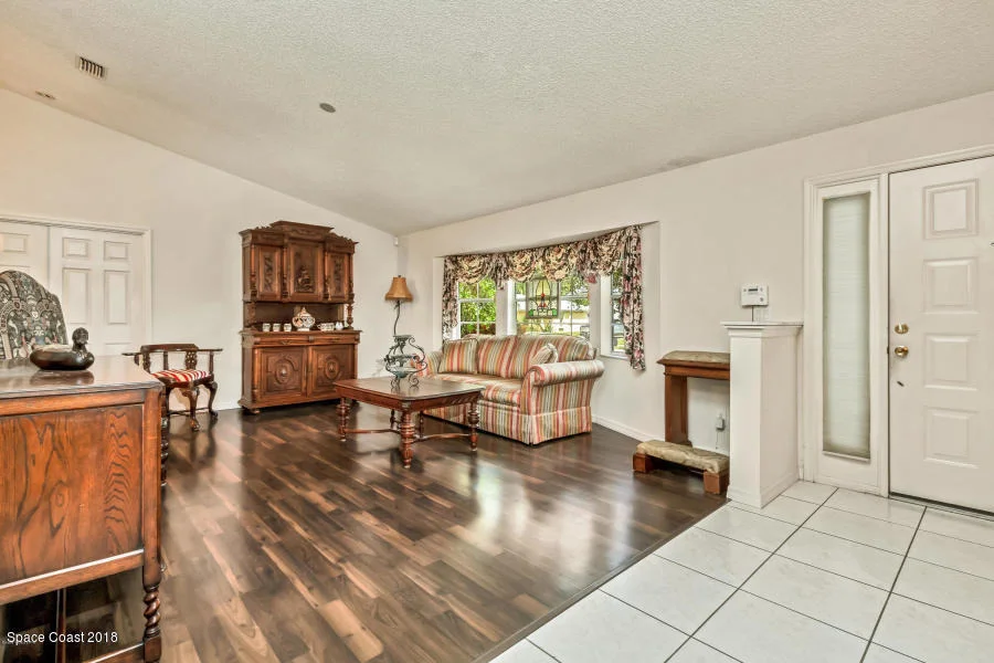 Photo of 295 Oak Lake Road
