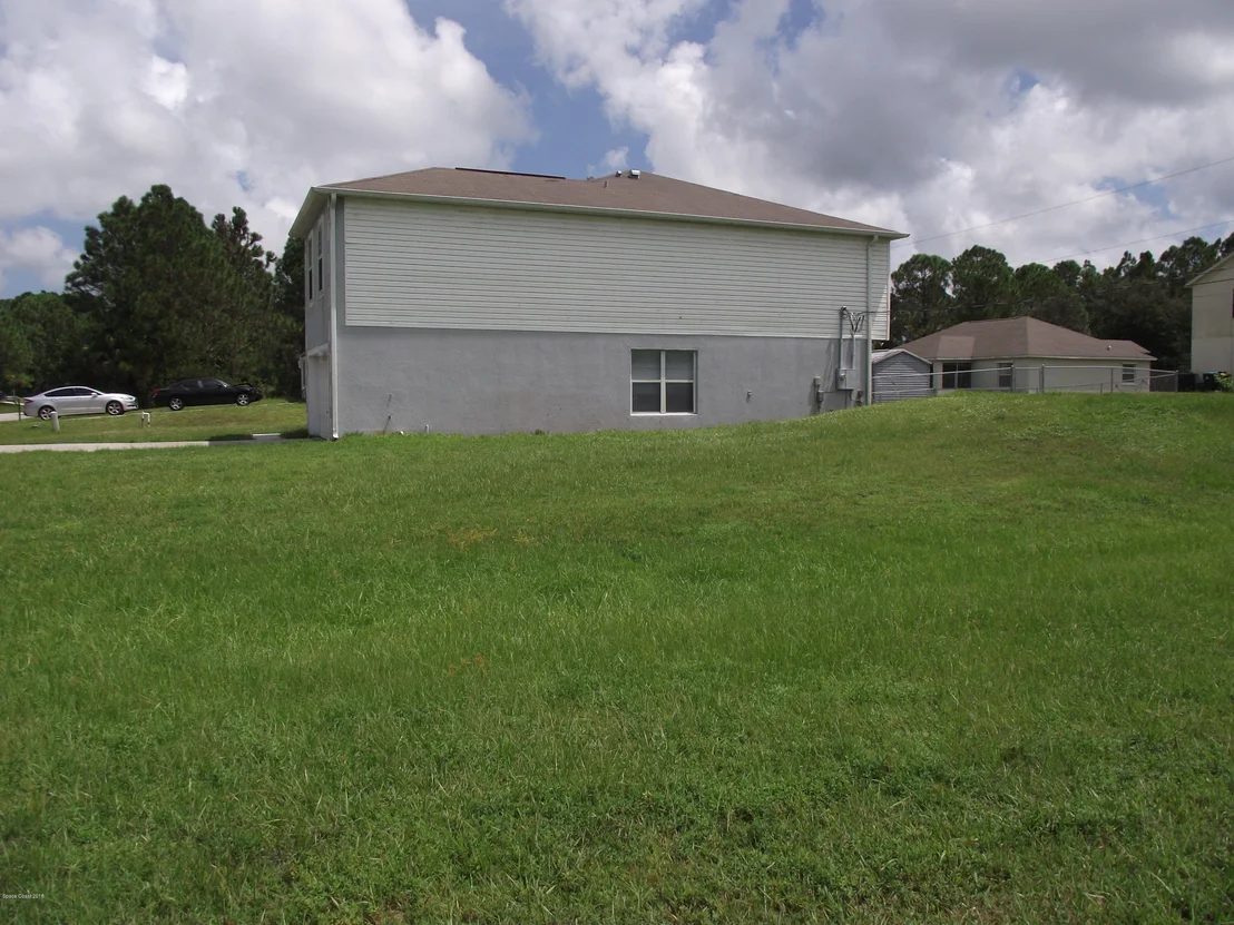 Photo of 1006 Ray Road SE
