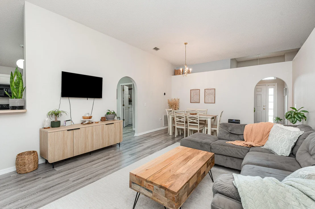 Photo of 1167 White Oak Circle