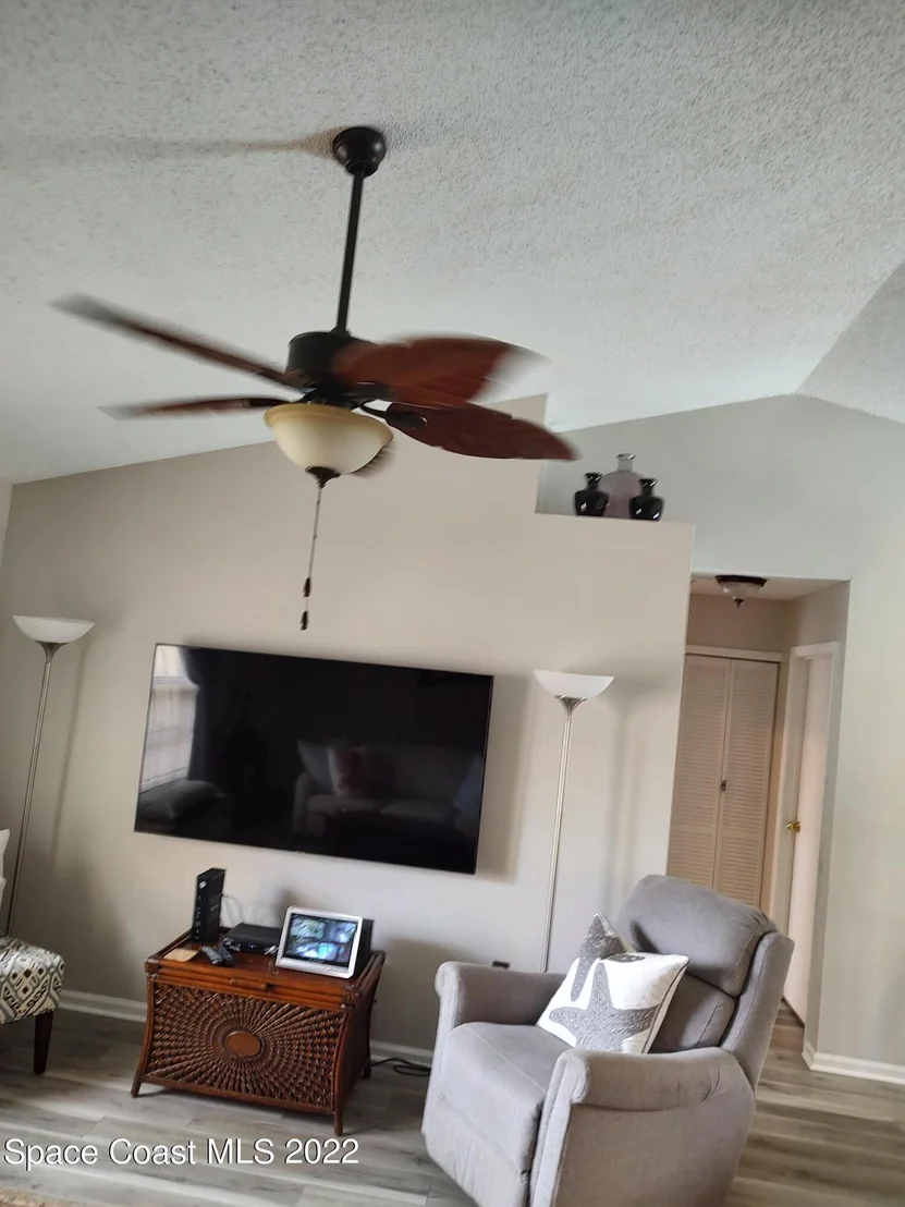 Photo of 1231 W Walnut Grove Way