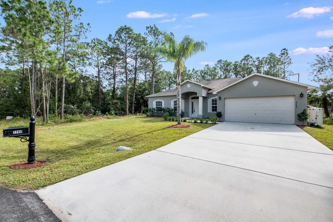 Photo of 1744 Hydrangea Road NW