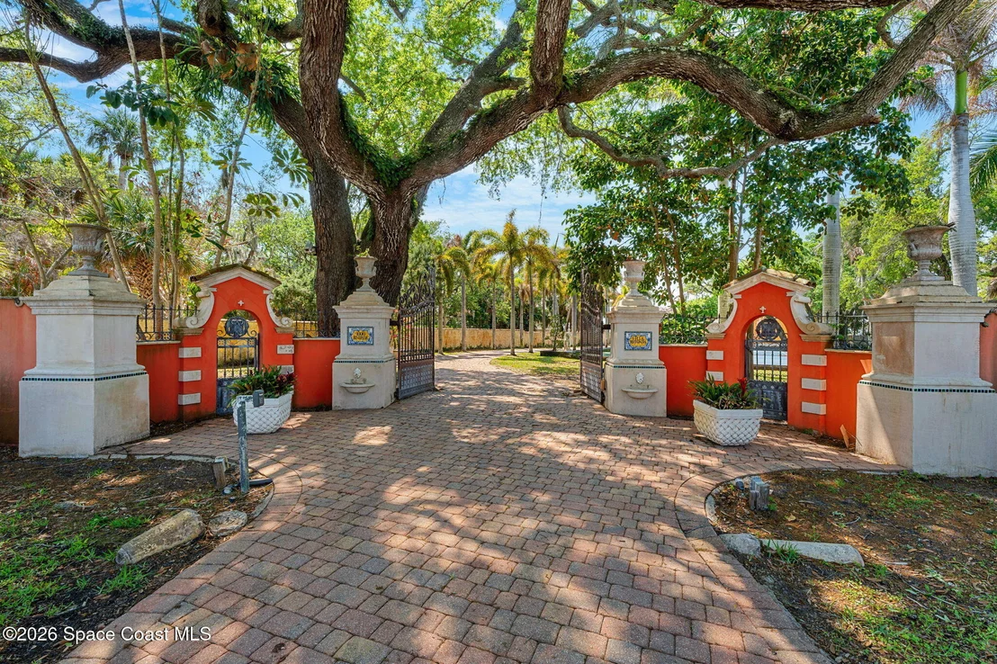 Photo of 1000 N Riverside Drive