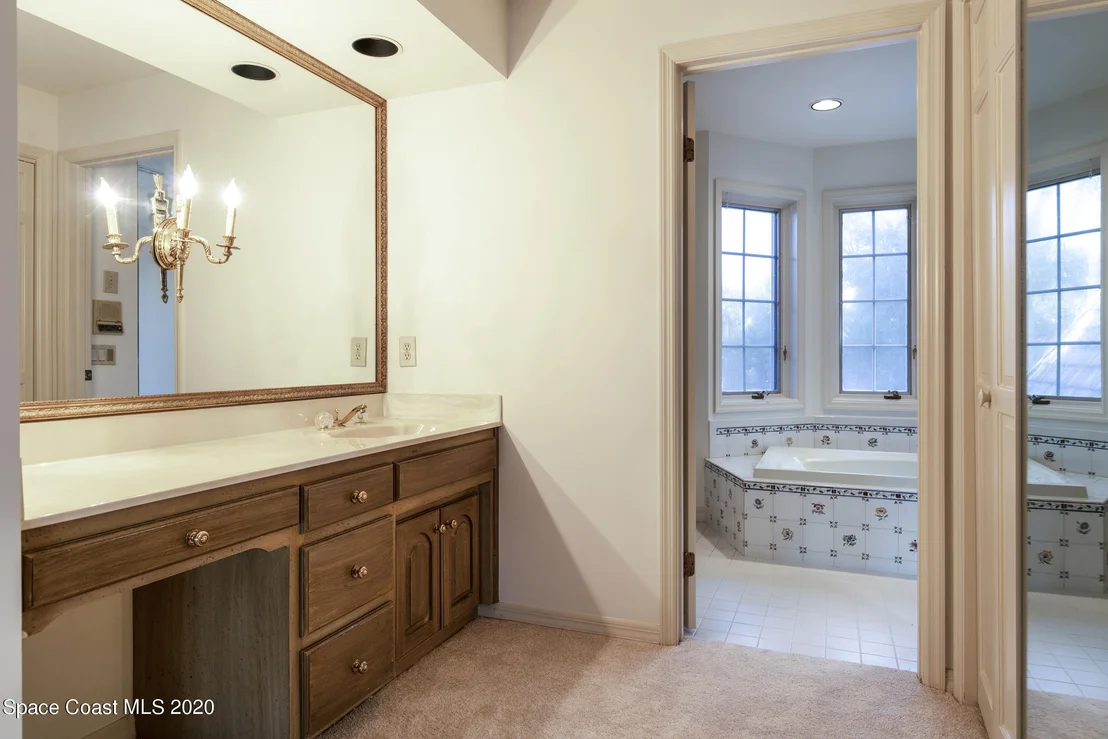 Photo of 1316 S Riverside Drive