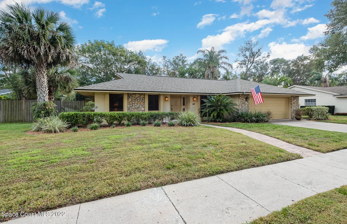 Photo of 180 White Oak Circle