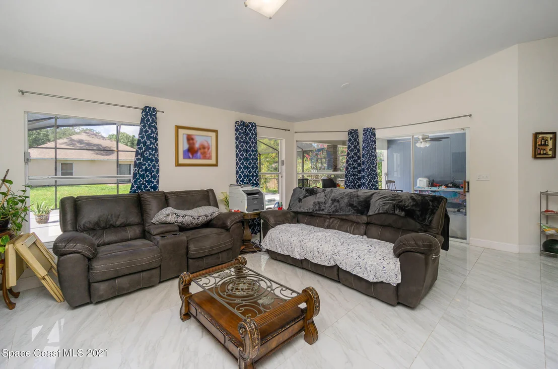 Photo of 975 Waco Boulevard SE