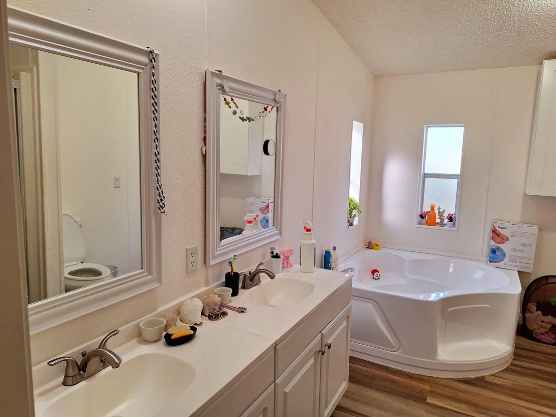 Photo of 2552 Haverhill Road NE