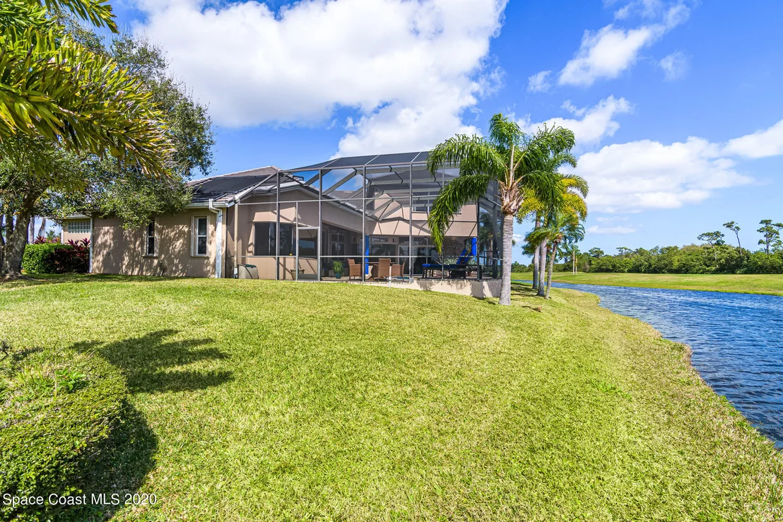 Photo of 975 Chatsworth Drive