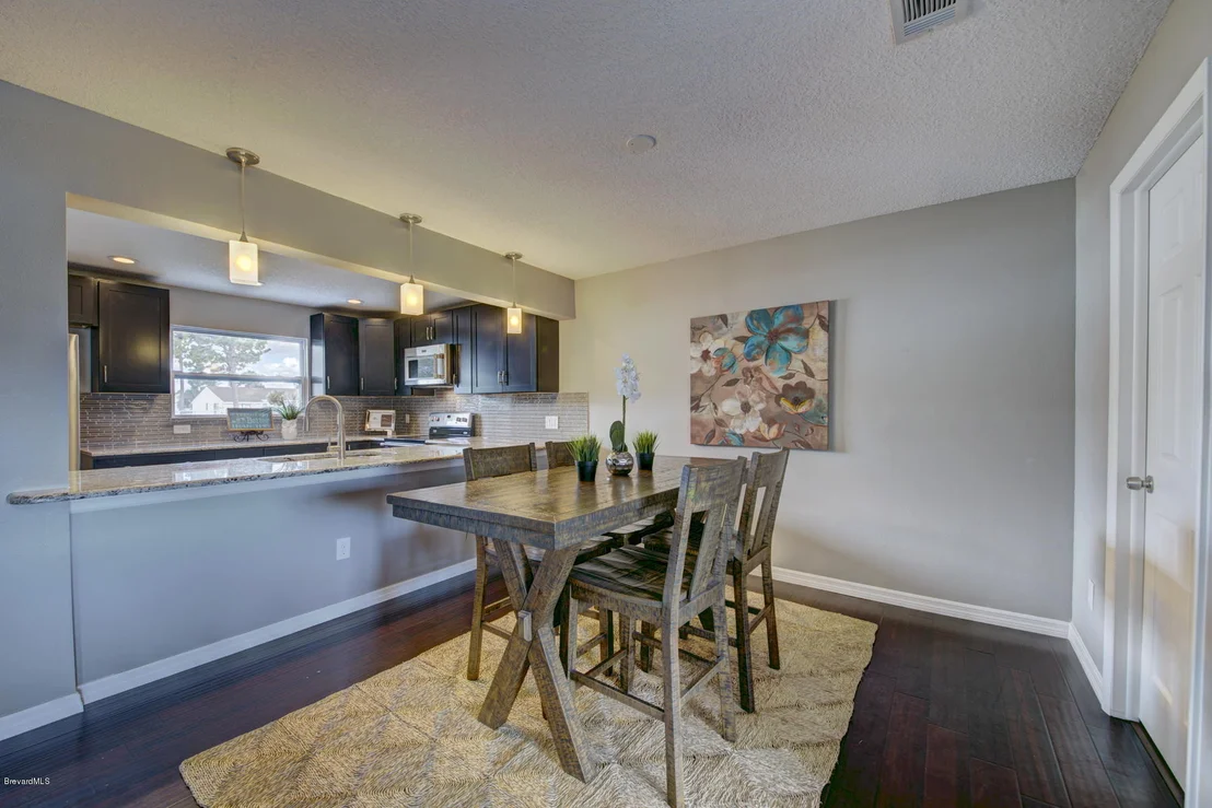 Photo of 1025 Riviera Drive NE