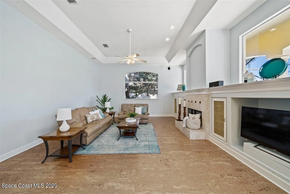Photo of 925 Chatsworth Drive