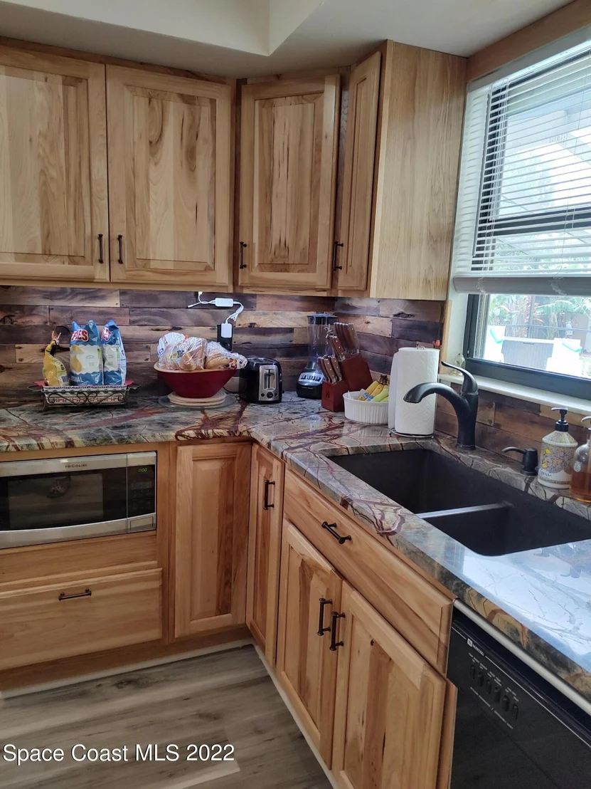 Photo of 1231 W Walnut Grove Way