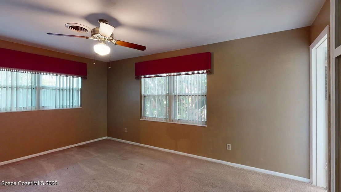 Photo of 204 S Riverside Drive