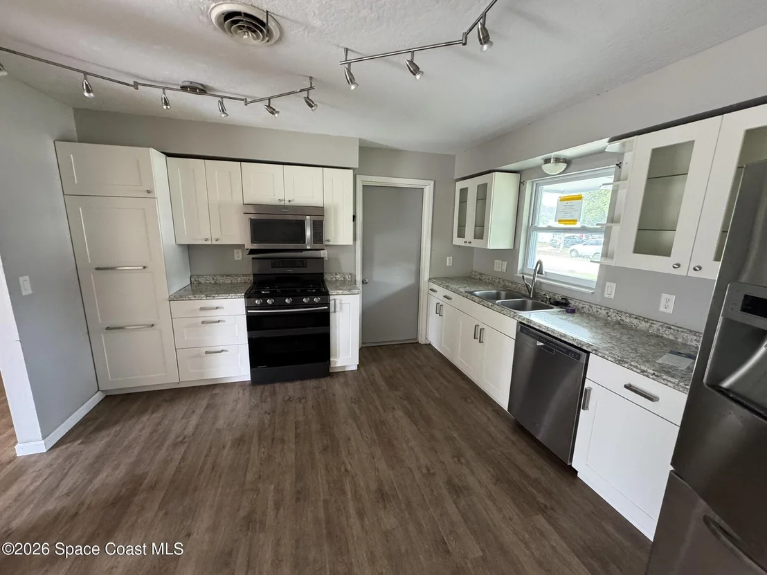 Photo of 1405 E Stetson Drive E