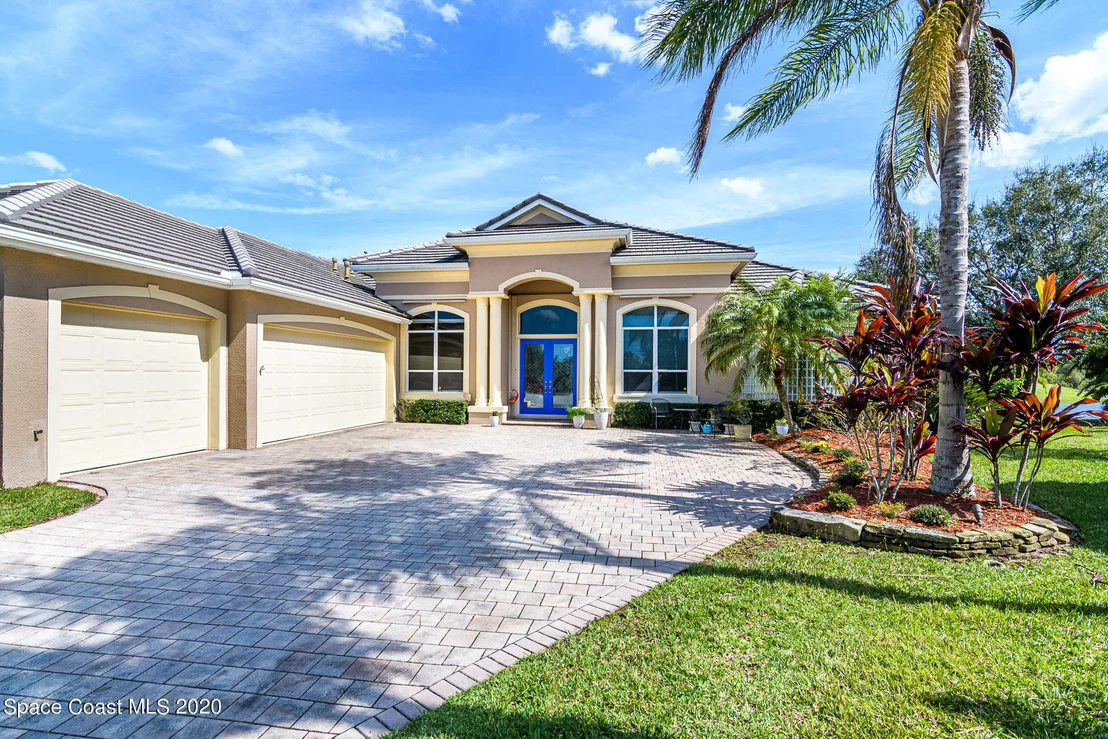 Photo of 975 Chatsworth Drive