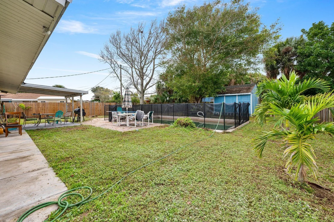Photo of 822 Onyx Drive NE