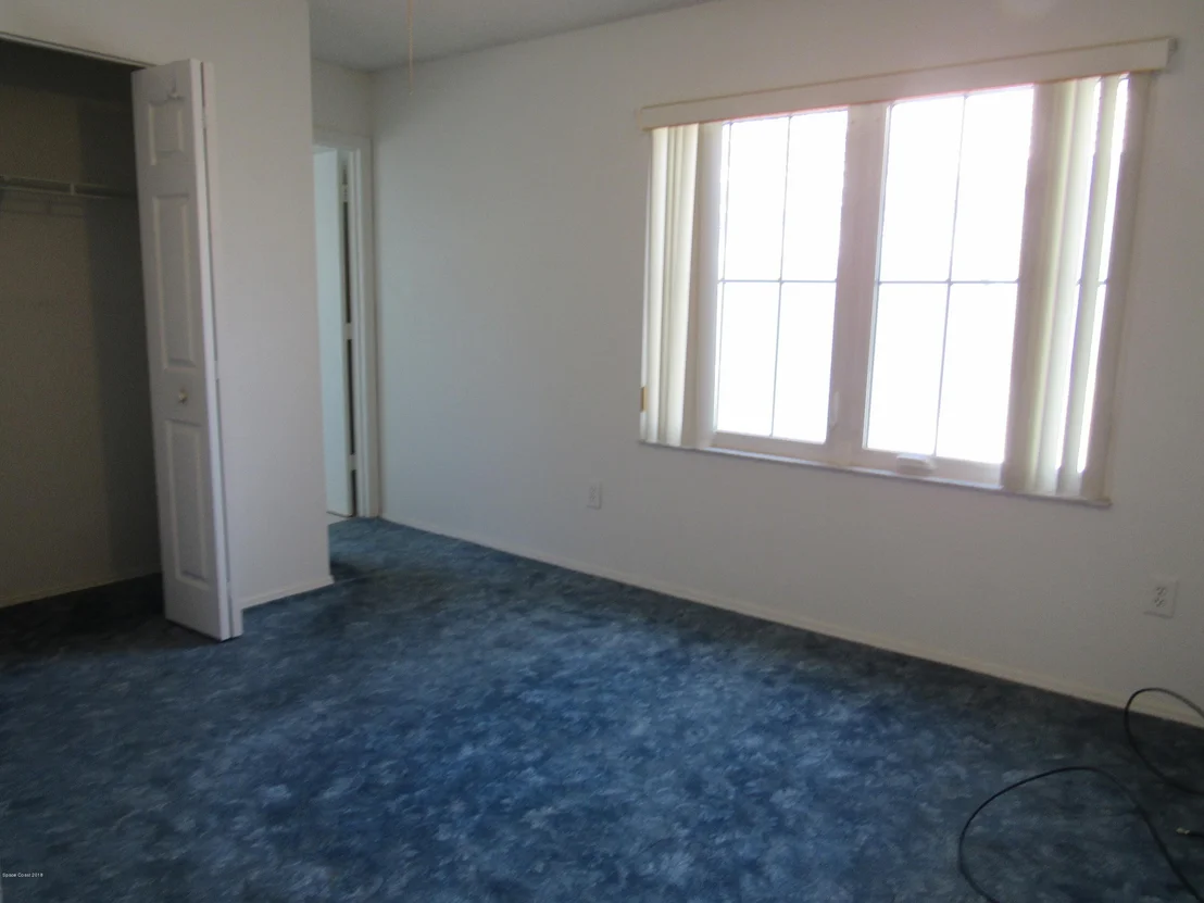 Photo of 1043 NE Goldenrod Circle NE