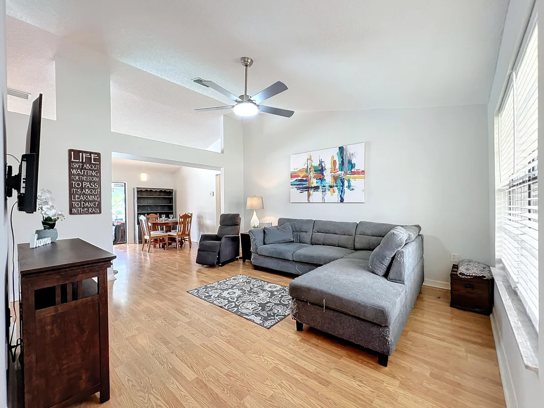 Photo of 909 Lyons Circle NW