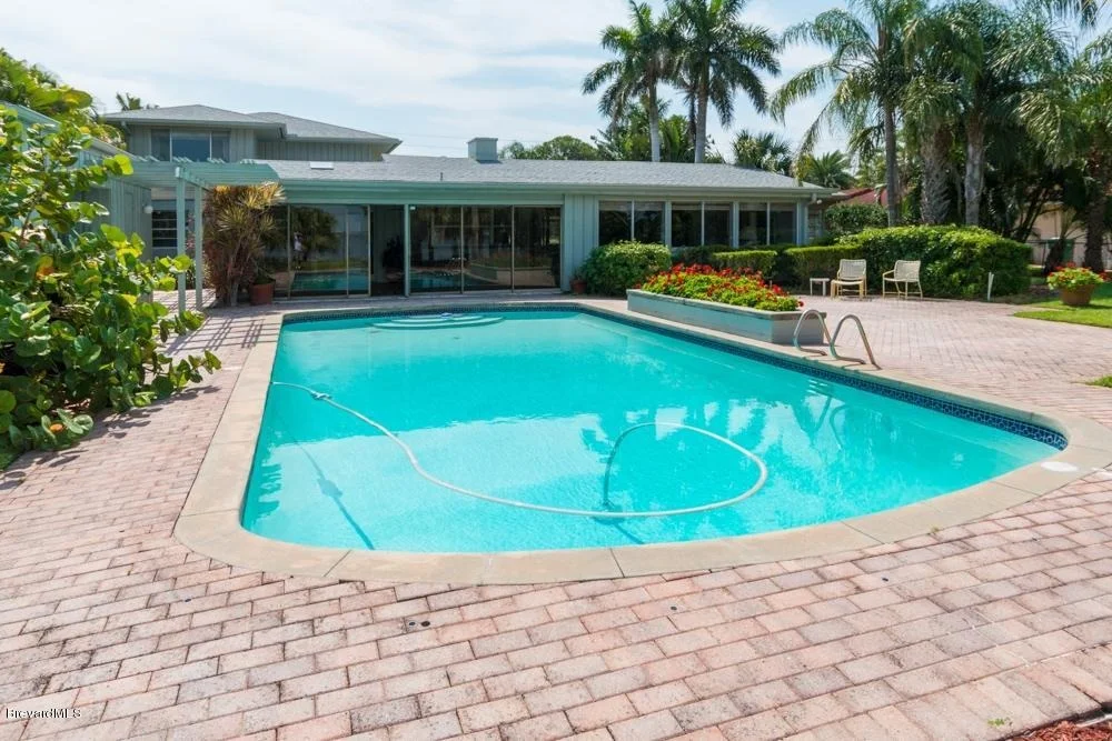 Photo of 1204 S Riverside Drive