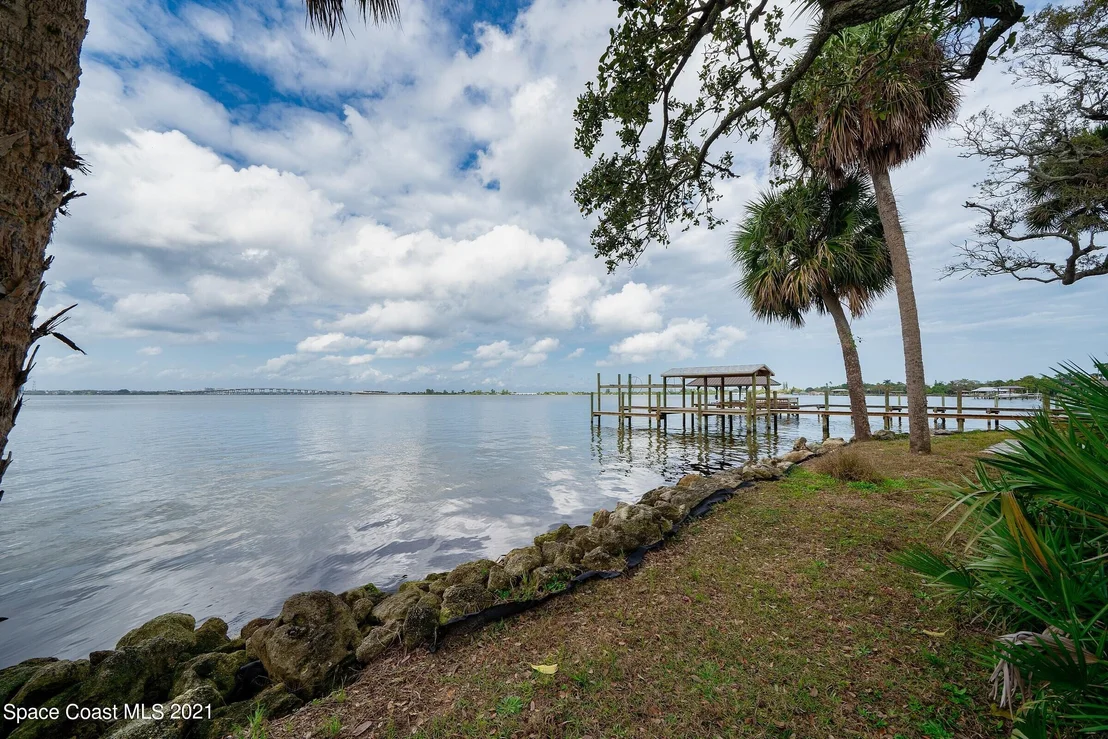 Photo of 1320 S Riverside Drive