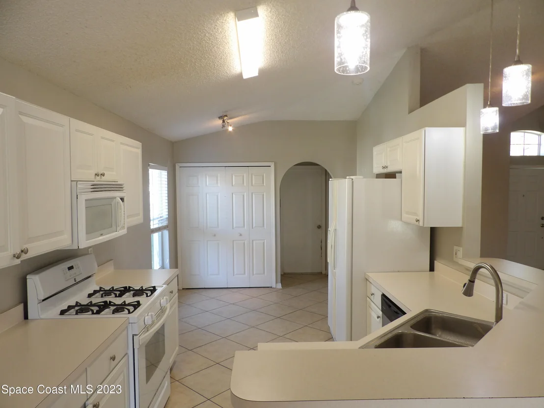 Photo of 1106 White Oak Circle