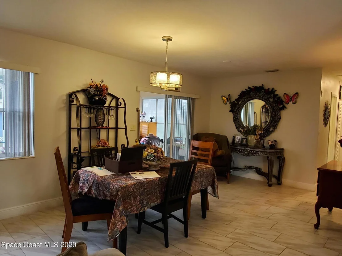 Photo of 1088 Cabot Drive NE