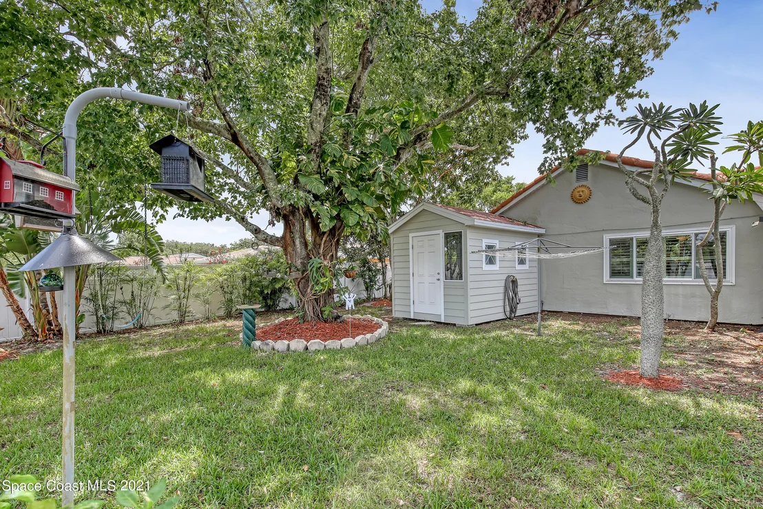 Photo of 895 Riviera Drive NE