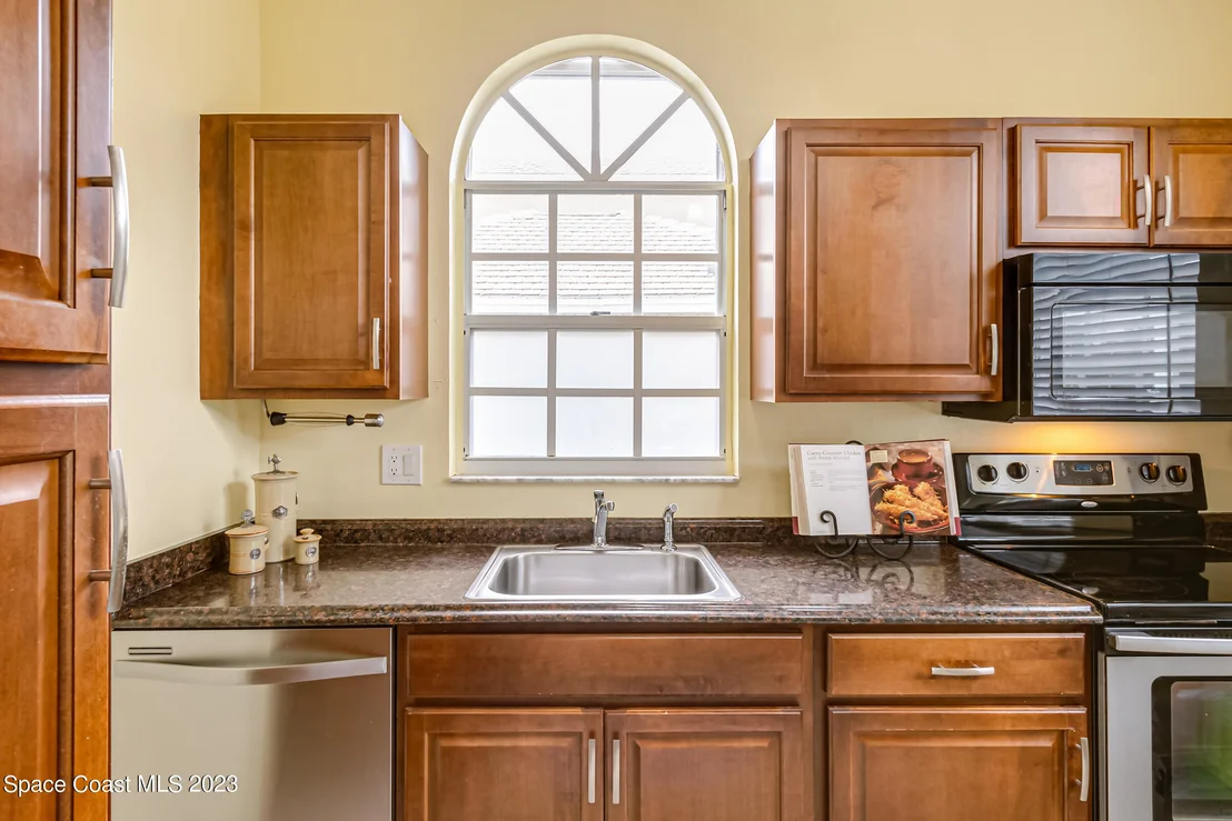 Photo of 921 Wateroak Drive NE