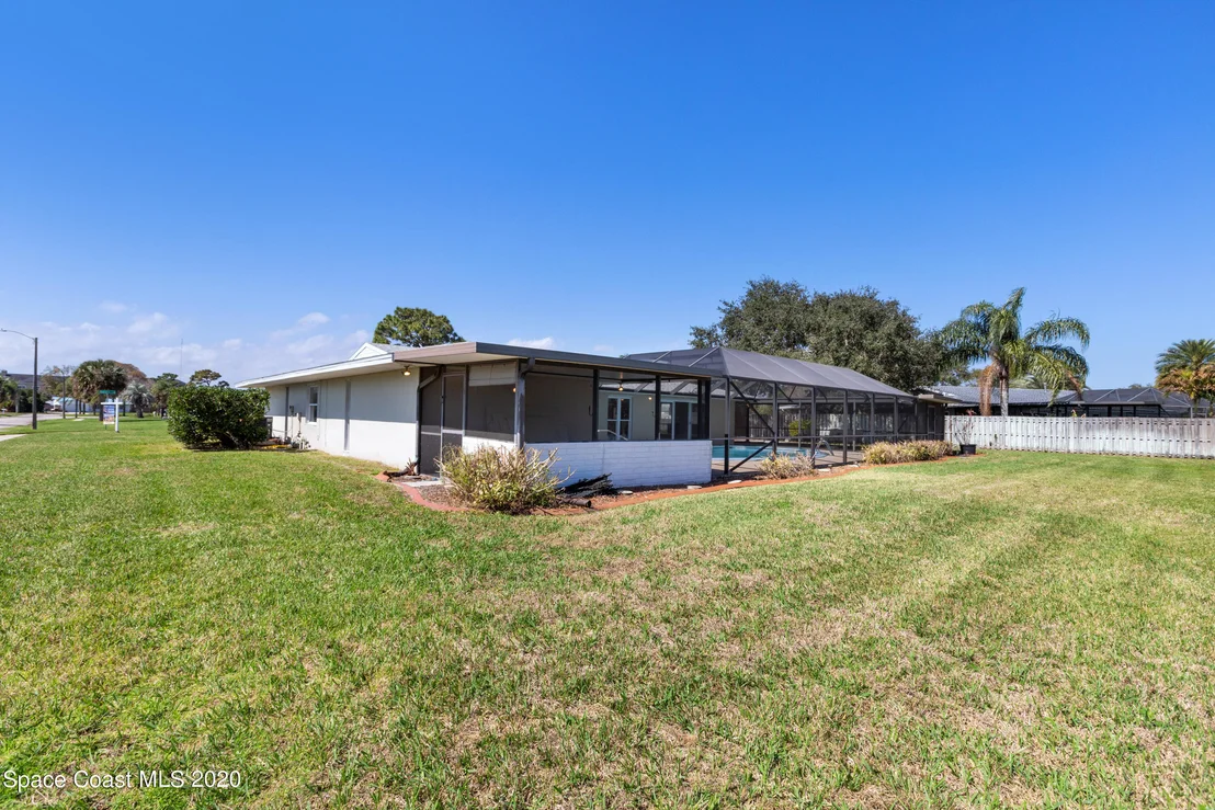 Photo of 609 Roberts Lane NE