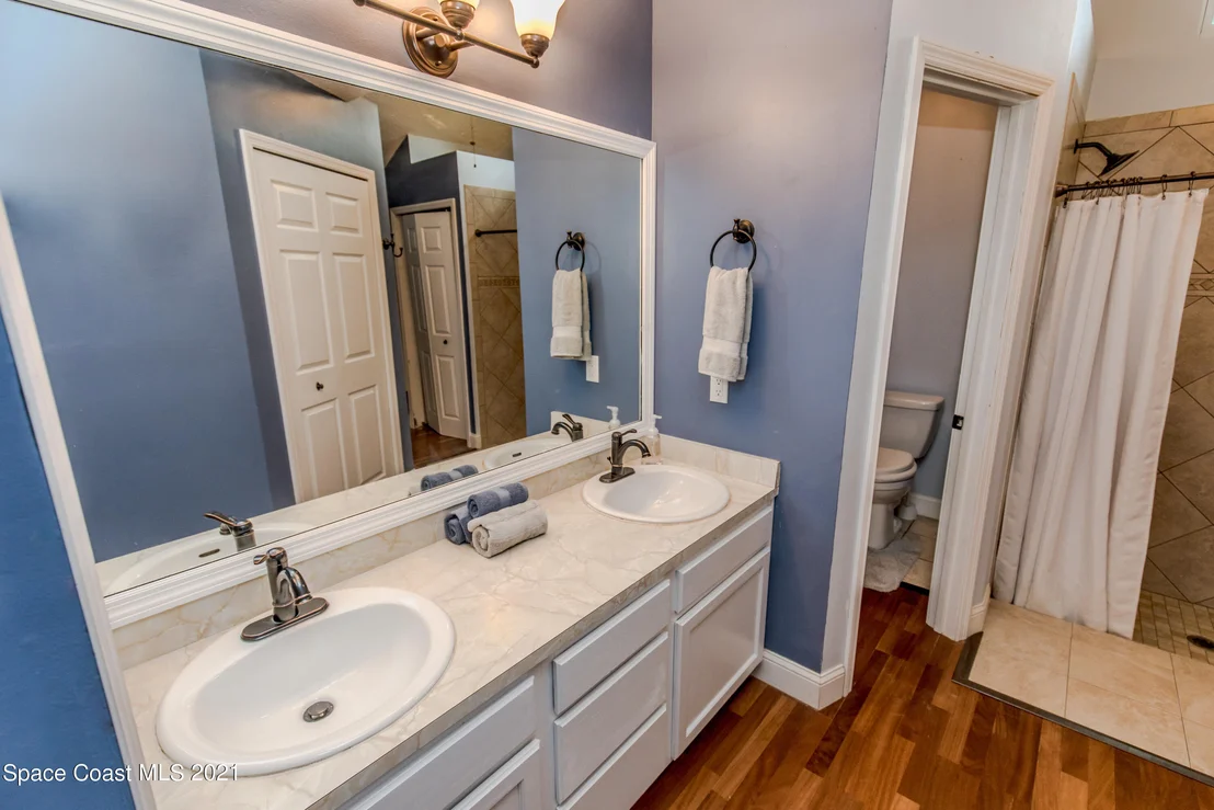 Photo of 949 Streamlet Ave Avenue
