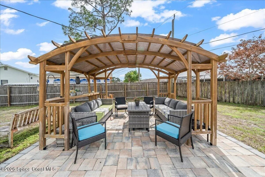 Photo of 800 Lyons Circle NW