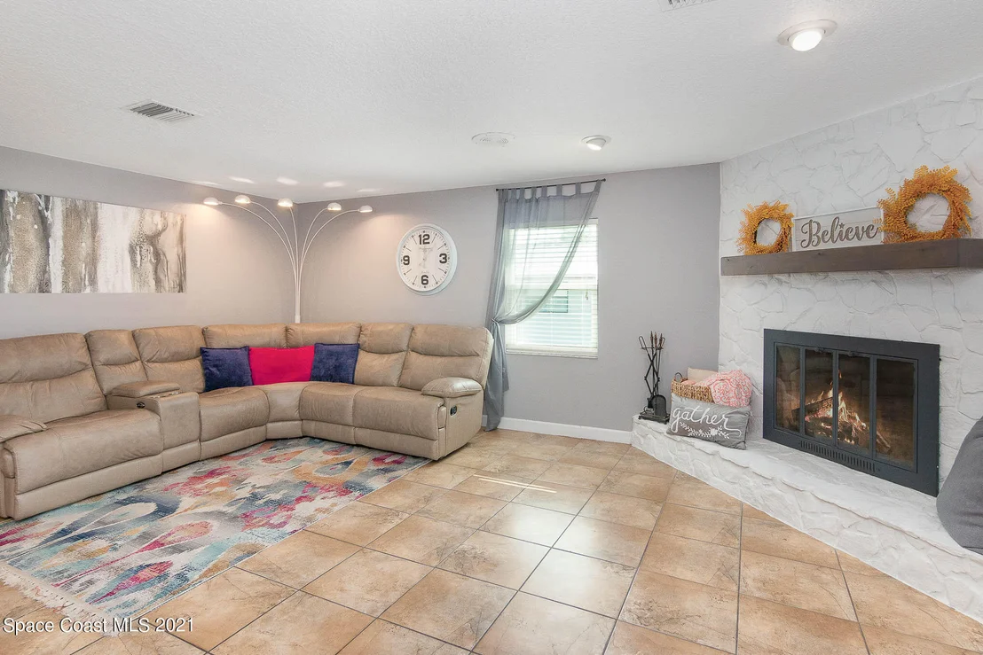 Photo of 1002 Mandarin Drive NE