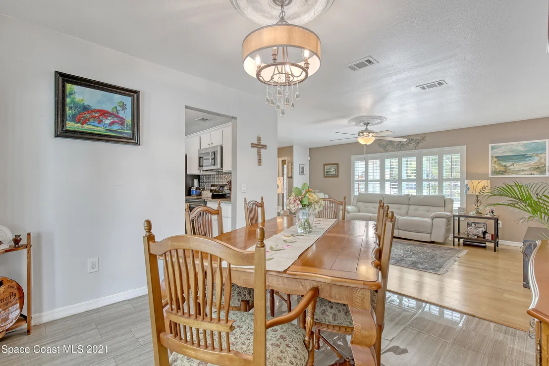 Photo of 895 Riviera Drive NE